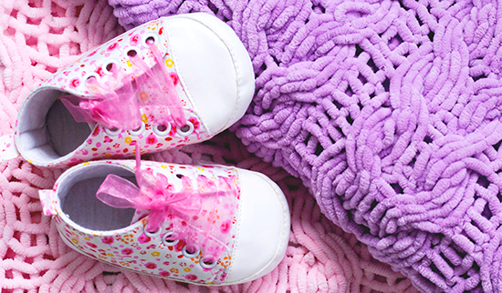 Symbolbild Kinderwunsch: kleine Kinderschuhe